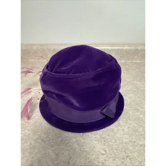 Vintage 1950s Purple Velvet Feather Hat Union Made USA ILGWU Mid-Century Glam - Picture 2 of 7
